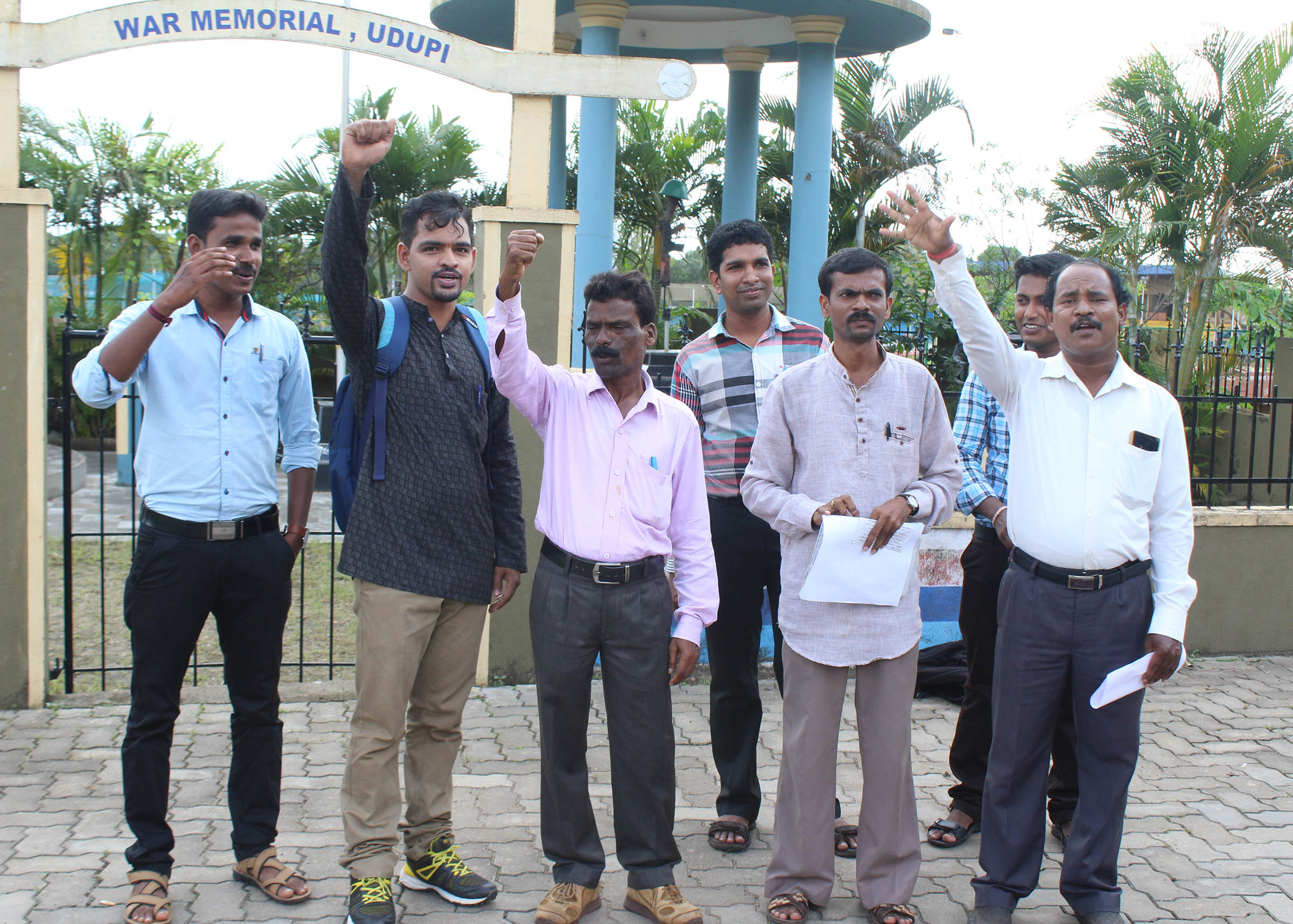 ಬೇಡಿಕೆ ಈಡೇರಿಸುವಂತೆ ಆಗ್ರಹಿಸಿ ಅತಿಥಿ ಉಪನ್ಯಾಸಕರಿಂದ ಧರಣಿ